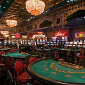 jl995 gaming platform hero visual showing sports and casino entertainment